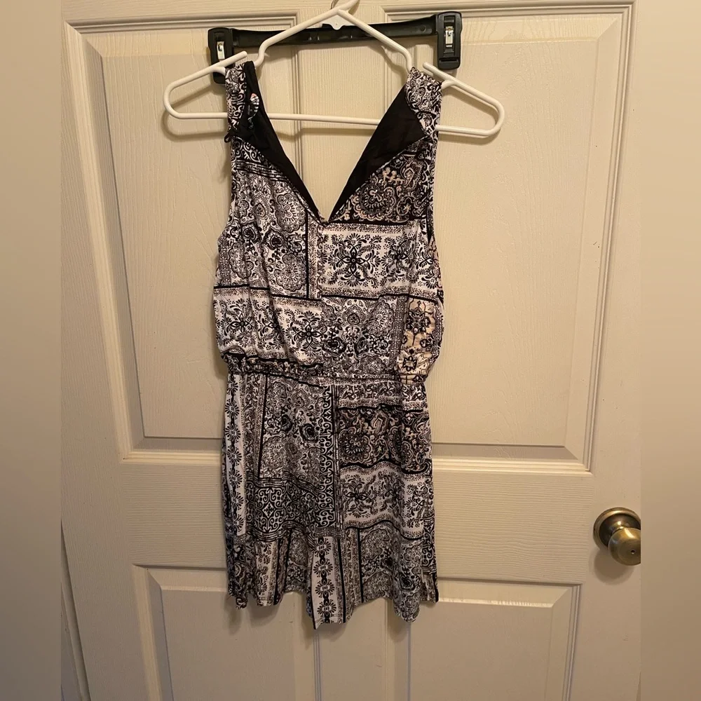 Patterned Romper - Picture 2 of 2